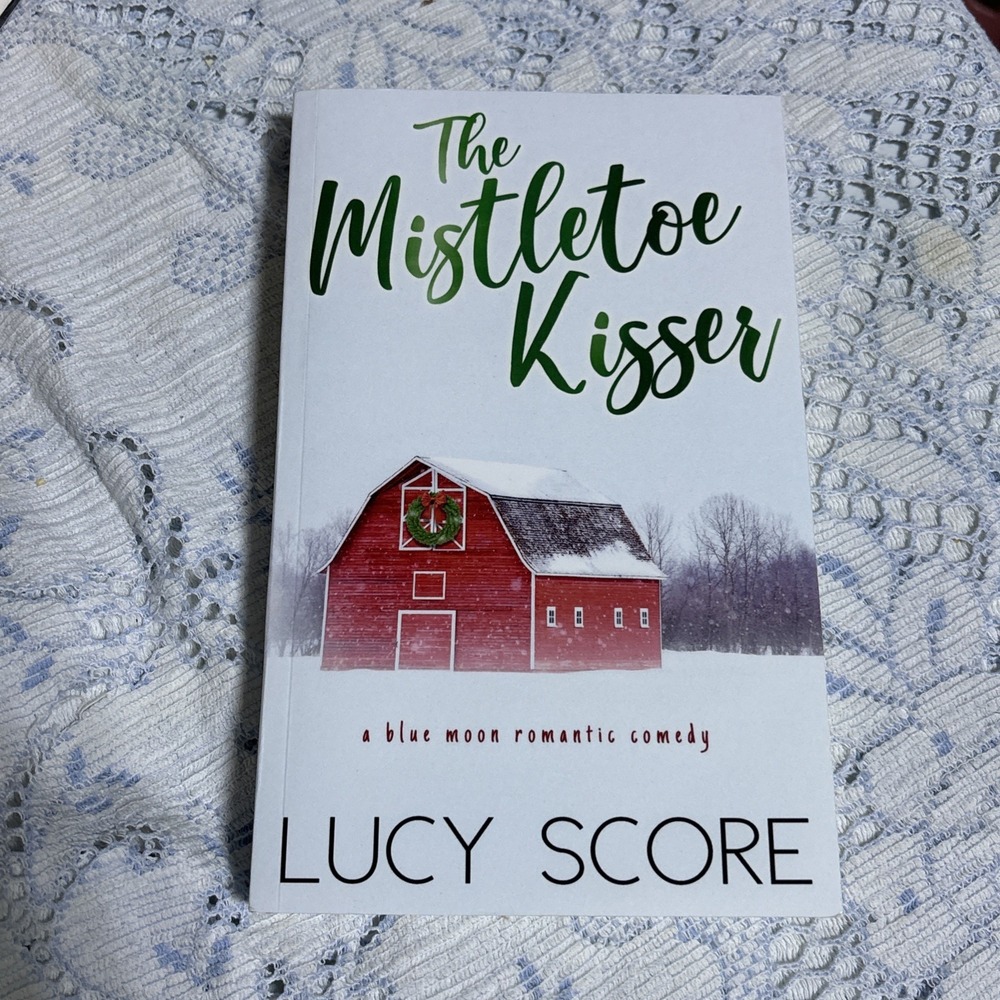 The Mistletoe Kisser: A Small Town Love Story By Lucy Score
